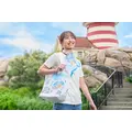 ディズニー「ダッフィー＆フレンズのファインド・ユア・ビューティフル・ブルー！」第2弾グッズ　トートバッグ使用イメージ